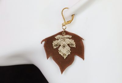 boucle d oreille feuille d'érable marron, tannage végétal, l'âge du cuir, maroquinerie artisanale éthique et responsable, dordogne, france