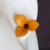 boucle d oreille fleur jaune 3 pétales, tannage végétal, l'âge du cuir, maroquinerie artisanale éthique et responsable, dordogne, france