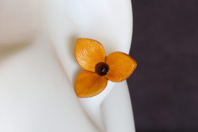 boucle d oreille fleur jaune 3 pétales, tannage végétal, l'âge du cuir, maroquinerie artisanale éthique et responsable, dordogne, france