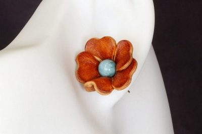 boucle d oreille fleur marron clair coeur bleu, l'âge du cuir, maroquinerie artisanale éthique et responsable, dordogne, france