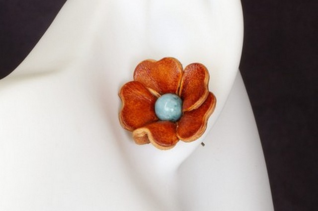 boucle d oreille fleur marron clair coeur bleu, l'âge du cuir, maroquinerie artisanale éthique et responsable, dordogne, france