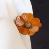 boucle d oreille fleur marron clair coeur bois de santal, tannage végétal, l'âge du cuir, maroquinerie artisanale éthique et responsable, dordogne, france