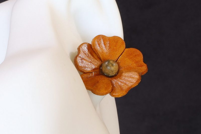 boucle d oreille fleur marron clair coeur bois de santal, tannage végétal, l'âge du cuir, maroquinerie artisanale éthique et responsable, dordogne, france