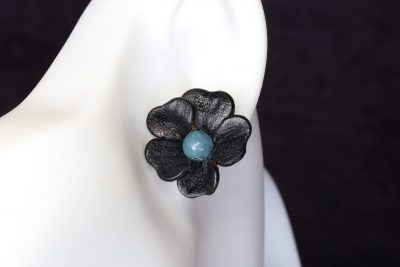 boucle d oreille fleur noir, tannage végétal, l'Âge du Cuir, maroquinerie artisanale éthique et responsable. France, Dordogne