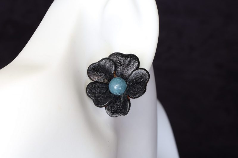 boucle d oreille fleur noir, tannage végétal, l'Âge du Cuir, maroquinerie artisanale éthique et responsable. France, Dordogne