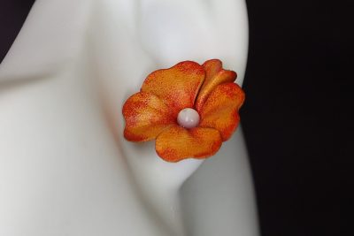 boucle d oreille fleur orange cœur blanc, cuir végétal,l'âge du cuir, maroquinerie artisanale éthique et responsable, dordogne, france