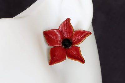 boucle d oreille fleur rouge coeur noir, tannage végétal, l'âge du cuir, maroquinerie artisanale éthique et responsable, dordogne, france