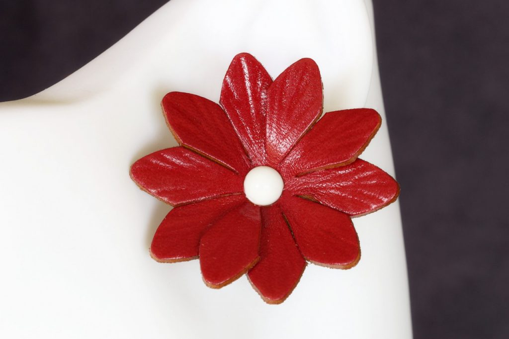 boucle d oreille fleur rouge grande, tannage végétal, l'âge du cuir, maroquinerie artisanale éthique et responsable, dordogne, france