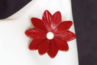 boucle d oreille fleur rouge grande, tannage végétal, l'âge du cuir, maroquinerie artisanale éthique et responsable, dordogne, france
