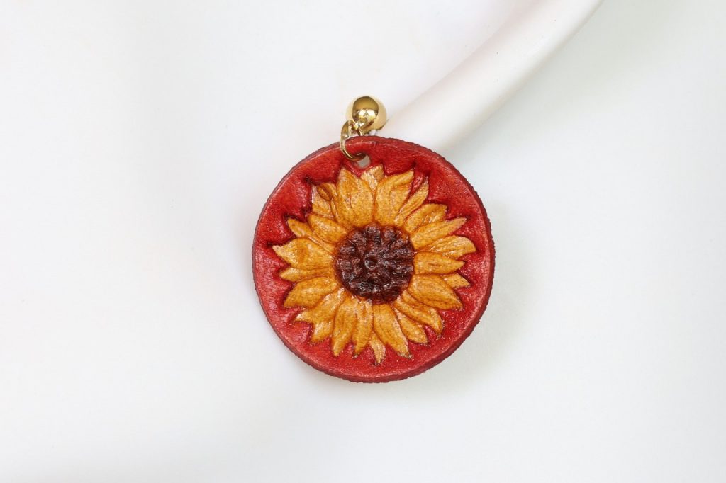 boucle d oreille fleur rouge jaune tournesol, tannage végétal, l'âge du cuir, maroquinerie artisanale éthique et responsable, dordogne, france