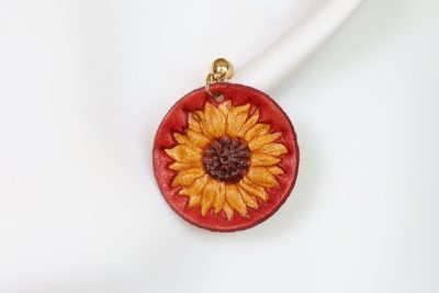 boucle d oreille fleur rouge jaune tournesol, tannage végétal, l'âge du cuir, maroquinerie artisanale éthique et responsable, dordogne, france