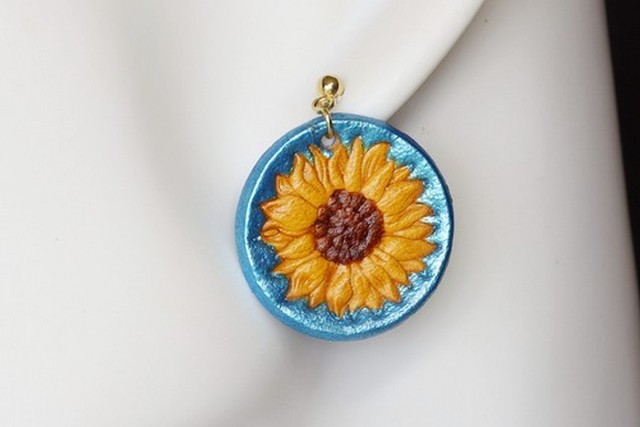 boucle d oreille fleur tournesol bleu, l'âge du cuir, maroquinerie artisanale éthique et responsable, dordogne, france