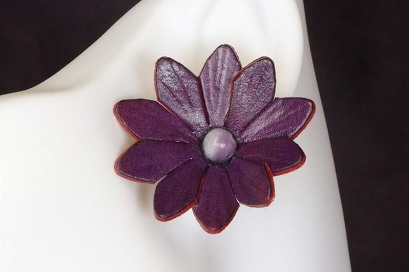 boucle d oreille grande fleur violette, l'âge du cuir, maroquinerie artisanale éthique et responsable, dordogne, france
