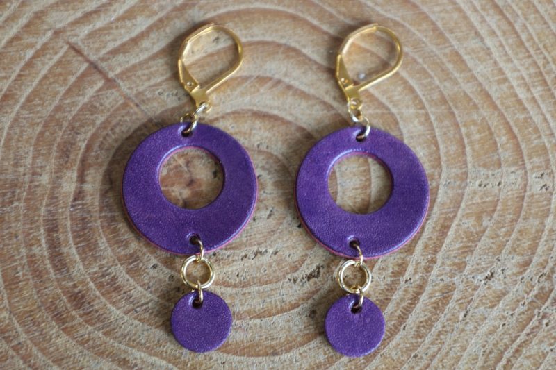 boucles d'oreilles 2 ronds violet, cuir végétal, l'âge du cuir, maroquinerie artisanale, dordogne, france