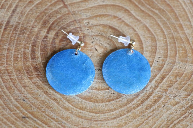 boucles d'oreilles bleues tournesol, cuir végétal, l'âge du cuir, maroquinerie artisanale, dordogne, france