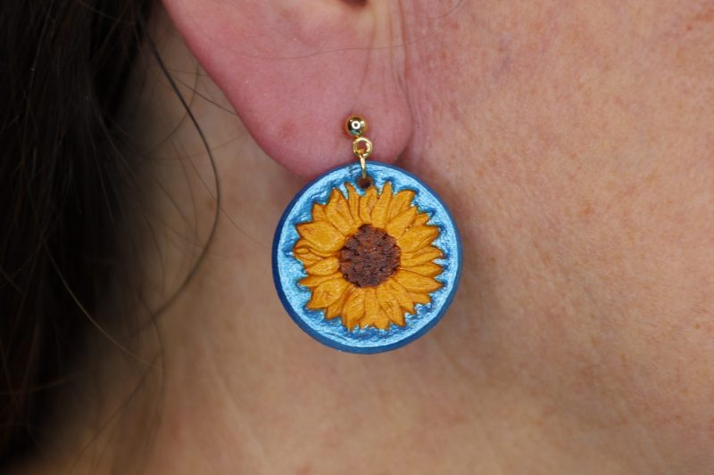 boucles d'oreilles bleues tournesol, cuir végétal, l'âge du cuir, maroquinerie artisanale, dordogne, france
