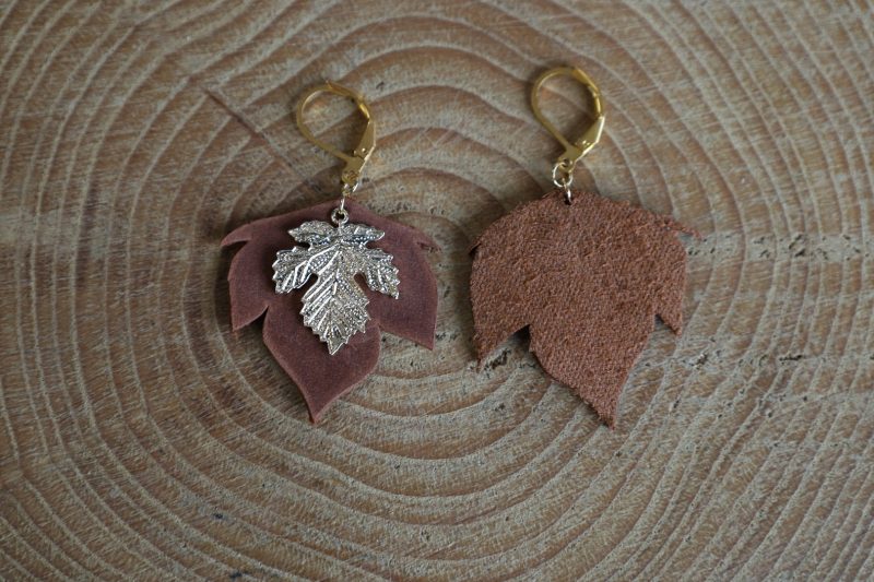 boucles d'oreilles feuille érable marron cuir nourri, cuir végétal, l'âge du cuir, maroquinerie artisanale, dordogne, france