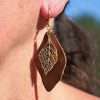 boucles d'oreilles feuille trouée cuir nourri, cuir végétal, l'âge du cuir, maroquinerie artisanale, dordogne, france