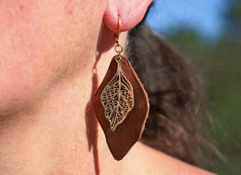 boucles d'oreilles feuille trouée cuir nourri, cuir végétal, l'âge du cuir, maroquinerie artisanale, dordogne, france