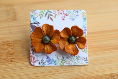 boucles d'oreilles fleur orange cœur vert, cuir végétal, l'âge du cuir, maroquinerie artisanale, dordogne, france