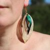 boucles d'oreilles grandes feuilles vert et noir, cuir végétal, l'âge du cuir, maroquinerie artisanale, dordogne, france