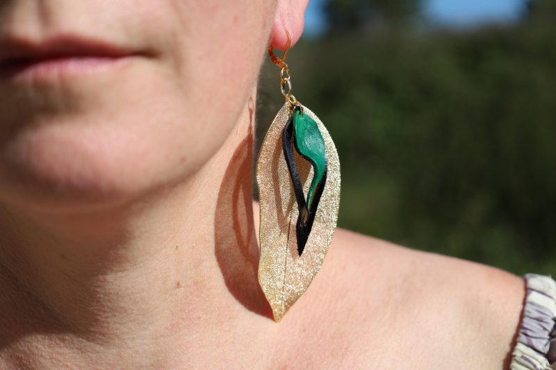 boucles d'oreilles grandes feuilles vert et noir, cuir végétal, l'âge du cuir, maroquinerie artisanale, dordogne, france