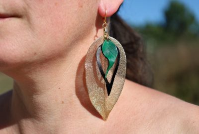 boucles d'oreilles grandes feuilles vert et noir, cuir végétal, l'âge du cuir, maroquinerie artisanale, dordogne, france