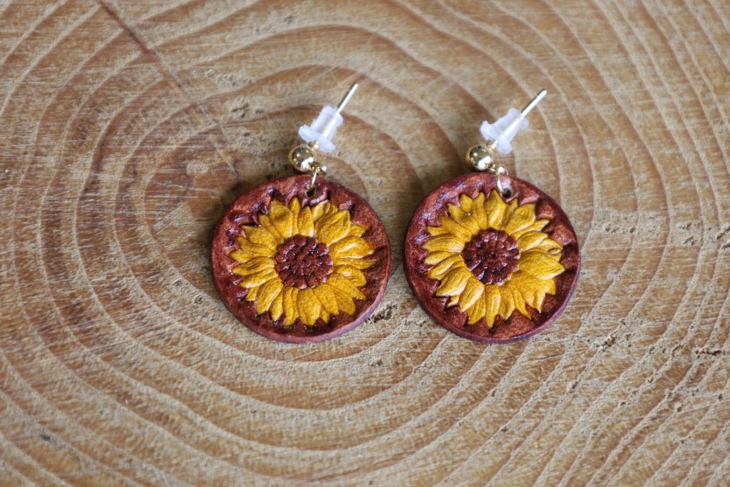 boucle d oreille fleur tournesol marron jaune, l'âge du cuir, maroquinerie artisanale éthique et responsable, dordogne, france