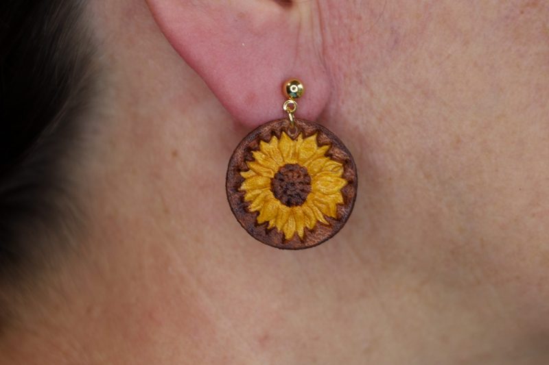 boucles d'oreilles marron tournesol, cuir végétal, l'âge du cuir, maroquinerie artisanale, dordogne, france