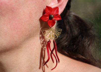 boucles d'oreilles papillon et fleur rouge, cuir végétal, l'âge du cuir, maroquinerie artisanale, dordogne, france