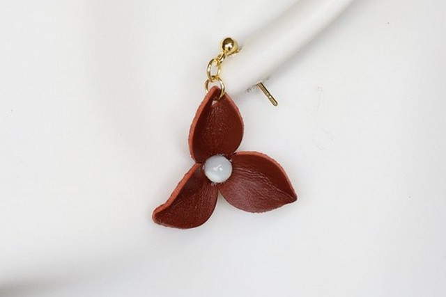 boucles d'oreilles pendantes fleur 3 pétales rouge foncé, l'âge du cuir, maroquinerie artisanale éthique et responsable, dordogne, france