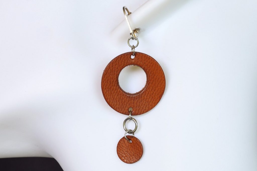 boucles d'oreilles pendantes rond marron , tannage végétal, l'âge du cuir, maroquinerie artisanale éthique et responsable, dordogne, france