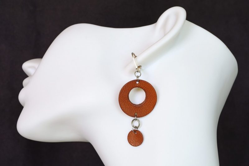 boucle d'oreille marron, tannage végétal, l'âge du cuir, maroquinerie artisanale éthique et responsable, dordogne, france