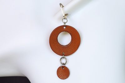 boucles d'oreilles pendantes rond marron , tannage végétal, l'âge du cuir, maroquinerie artisanale éthique et responsable, dordogne, france