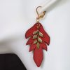 boucles d'oreilles pendantes rouge feuille lobéeC