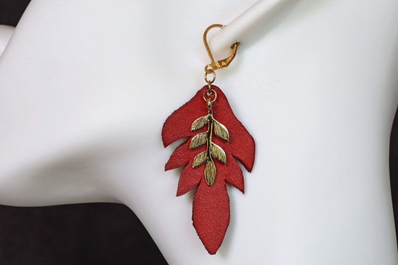 boucles d'oreilles pendantes rouge feuille lobéeC