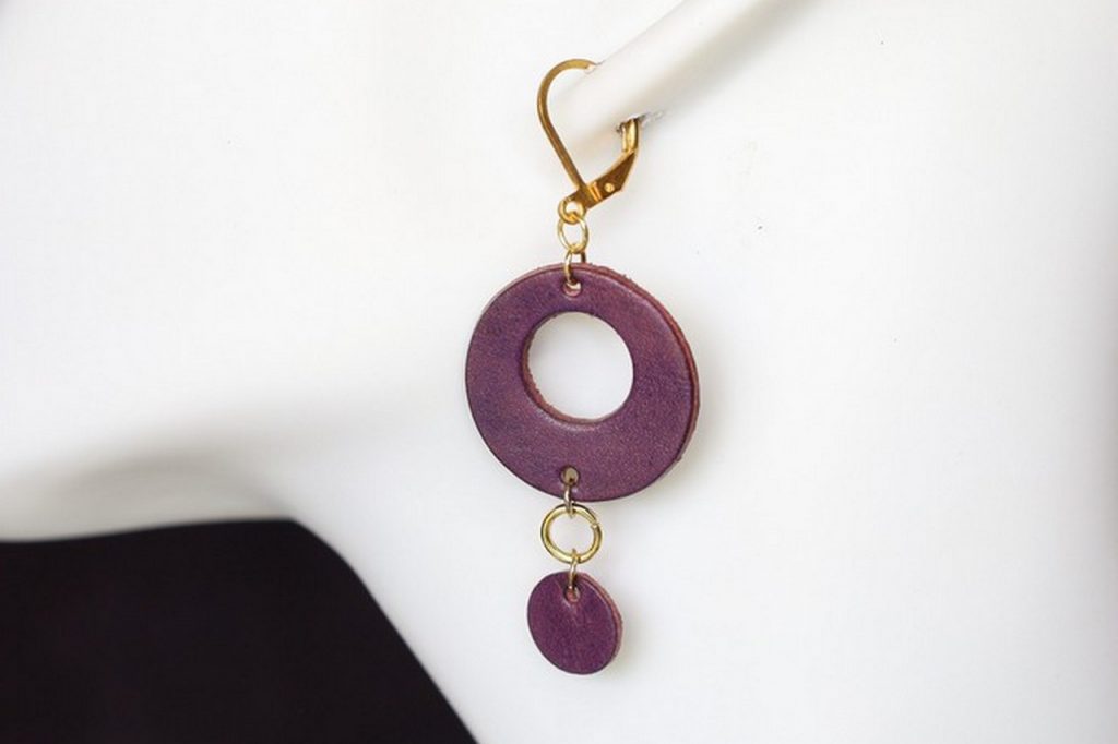 boucles d'oreilles pendantes violet 2 ronds, l'âge du cuir, maroquinerie artisanale éthique et responsable, dordogne, france