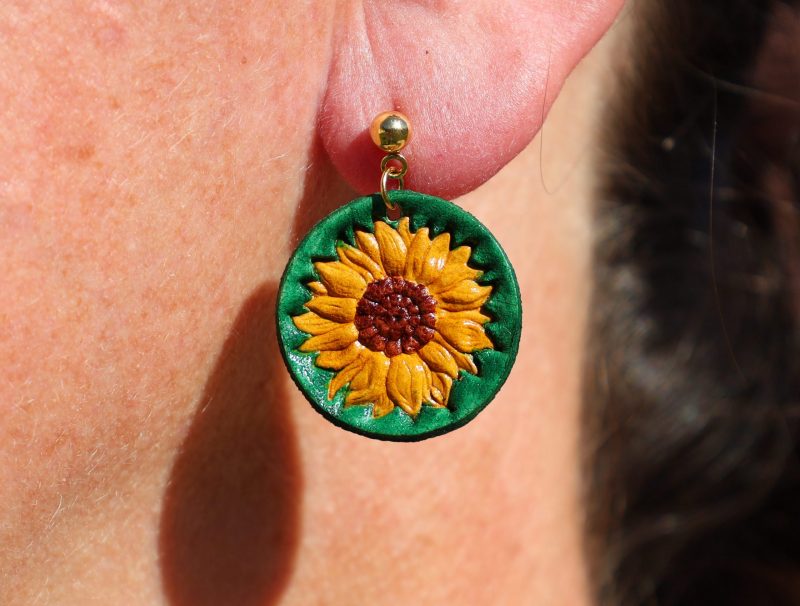 boucles d'oreilles tournesol vert, cuir végétal, l'âge du cuir, maroquinerie artisanale, dordogne, france