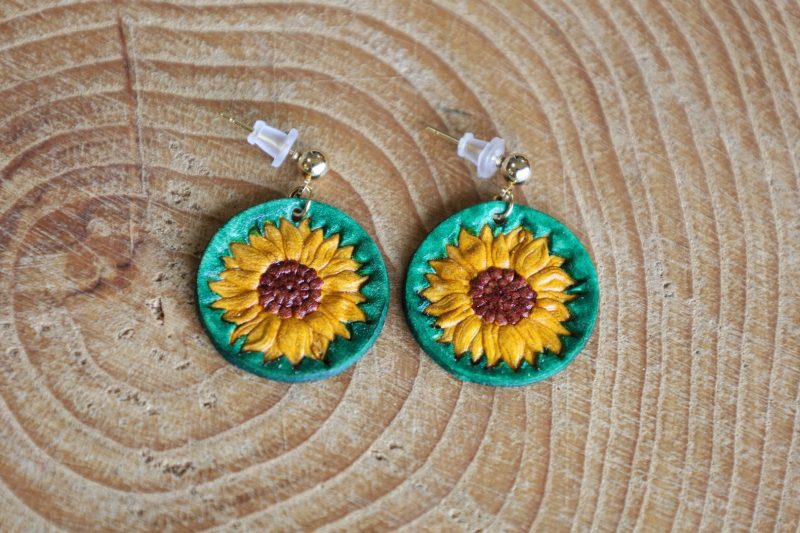 boucles d'oreilles vertes tournesol, cuir végétal, l'âge du cuir, maroquinerie artisanale, dordogne, france