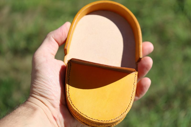 porte-monnaie fer à cheval marron et jaune, cuir végétal, l'âge du cuir, maroquinerie artisanale, dordogne, france