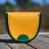 porte-monnaie fer à cheval jaune et vert mandala, cuir végétal, l'âge du cuir, maroquinerie artisanale, dordogne, france