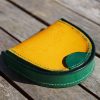 porte-monnaie fer à cheval jaune et vert mandala, cuir végétal, l'âge du cuir, maroquinerie artisanale, dordogne, france