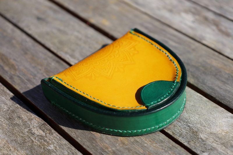 porte-monnaie fer à cheval jaune et vert mandala, cuir végétal, l'âge du cuir, maroquinerie artisanale, dordogne, france