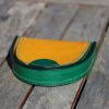porte-monnaie fer à cheval jaune et vert mandala, cuir végétal, l'âge du cuir, maroquinerie artisanale, dordogne, france