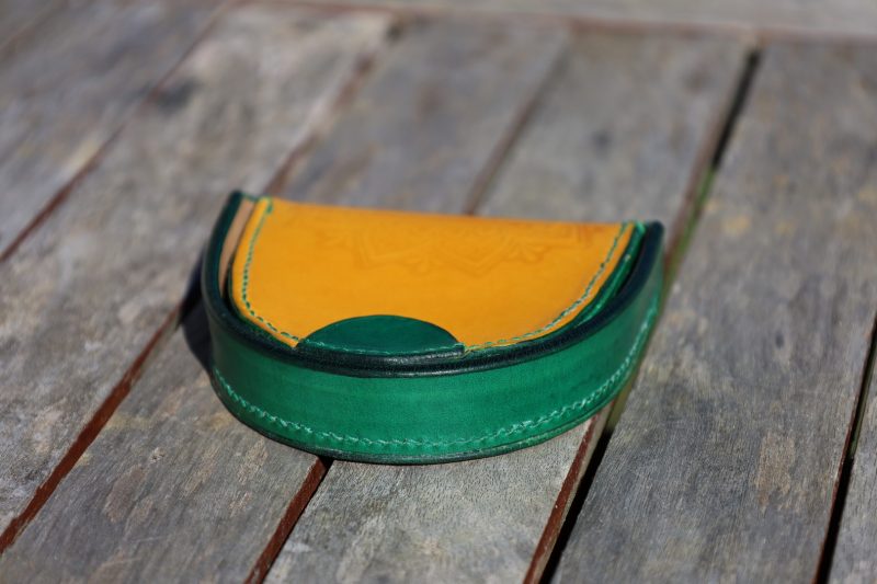 porte-monnaie fer à cheval jaune et vert mandala, cuir végétal, l'âge du cuir, maroquinerie artisanale, dordogne, france