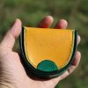 porte-monnaie fer à cheval jaune et vert mandala, cuir végétal, l'âge du cuir, maroquinerie artisanale, dordogne, france