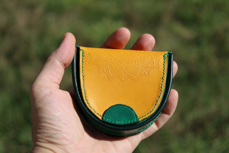 porte-monnaie fer à cheval jaune et vert mandala, cuir végétal, l'âge du cuir, maroquinerie artisanale, dordogne, france