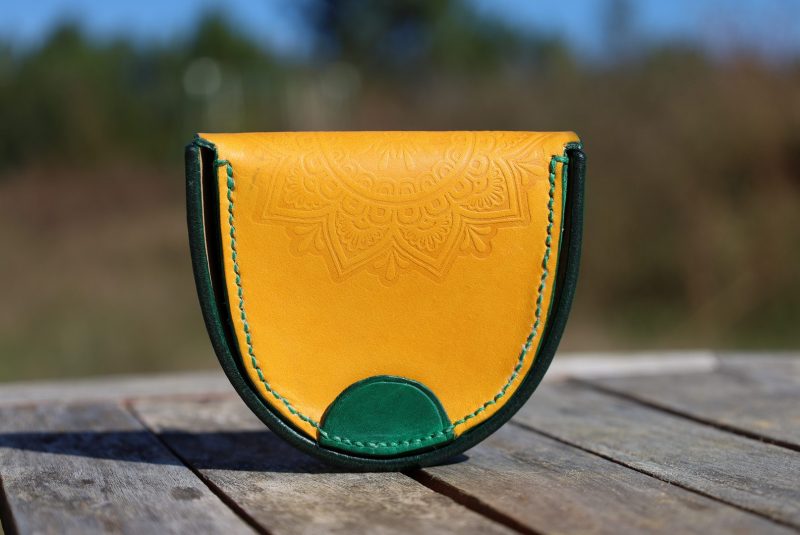 porte-monnaie fer à cheval jaune et vert mandala, cuir végétal, l'âge du cuir, maroquinerie artisanale, dordogne, france