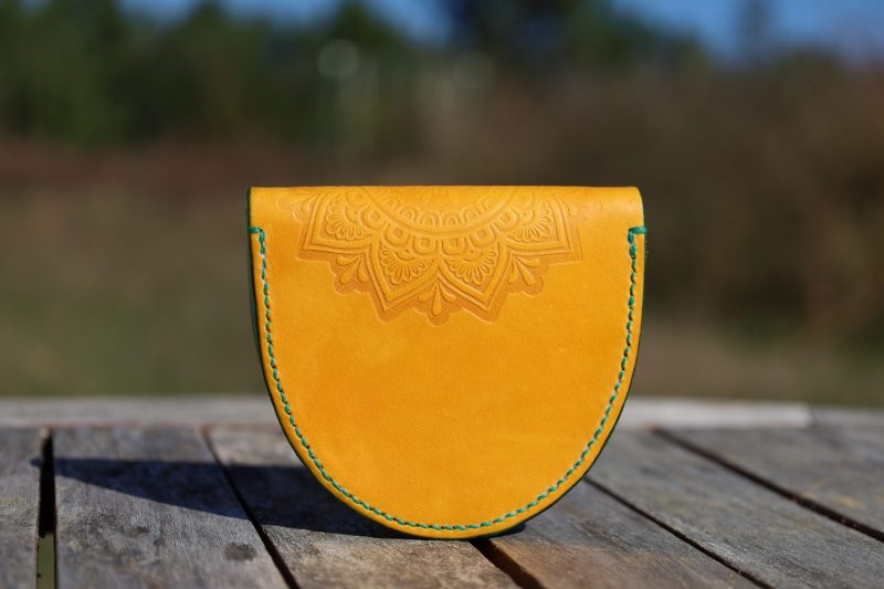 porte-monnaie fer à cheval jaune et vert mandala, cuir végétal, l'âge du cuir, maroquinerie artisanale, dordogne, france