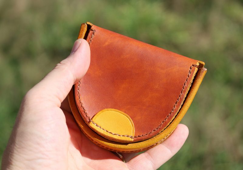 porte-monnaie fer à cheval marron et jaune, cuir végétal, l'âge du cuir, maroquinerie artisanale, dordogne, france